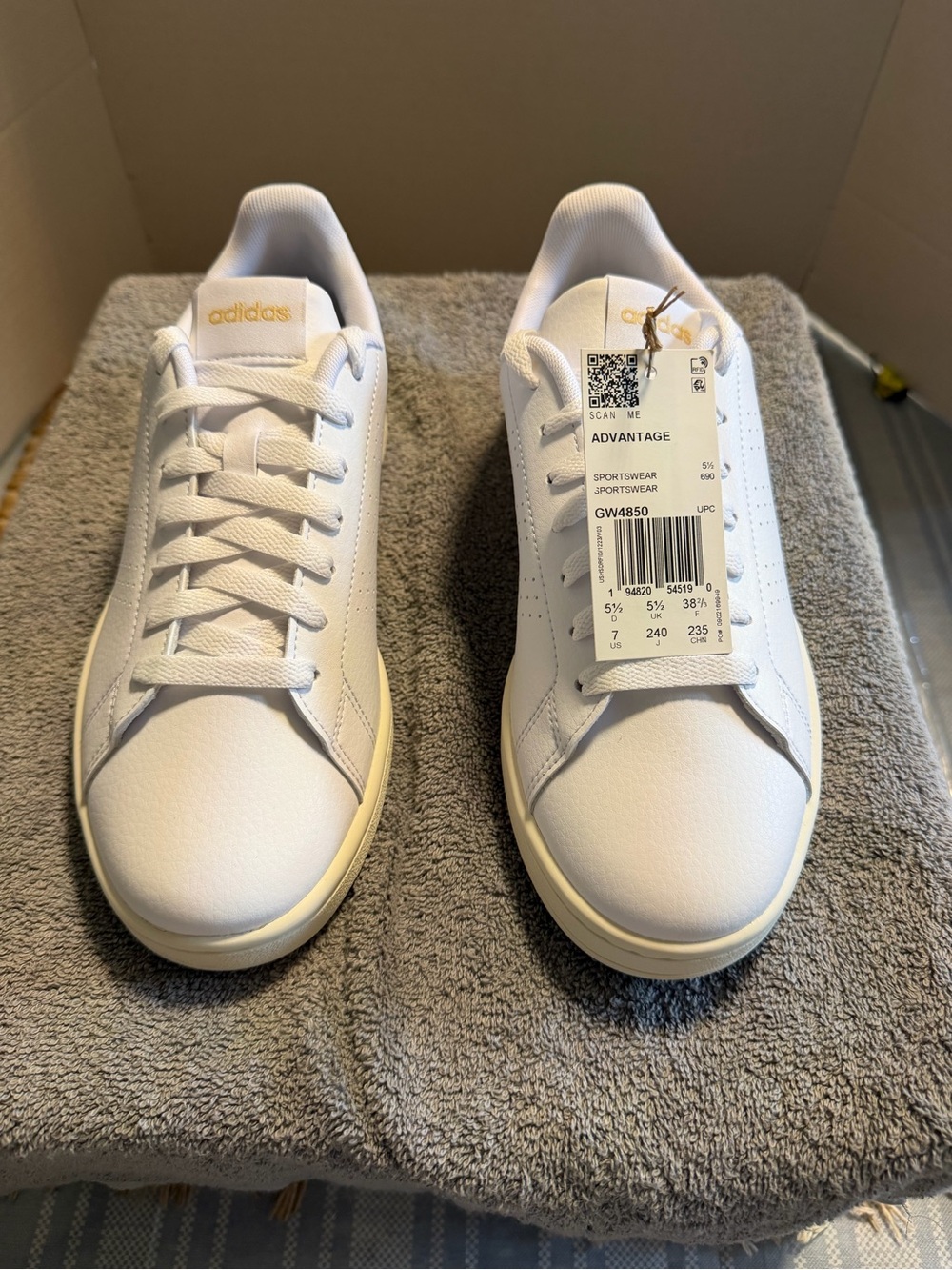 NWT Adidas Advantage White Leather Fabric Sneaker Shoes Women’s Size 7 (GW4850)